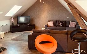 CHAMBRE et JARDIN Village au bord de l eau Cour et Garage privés